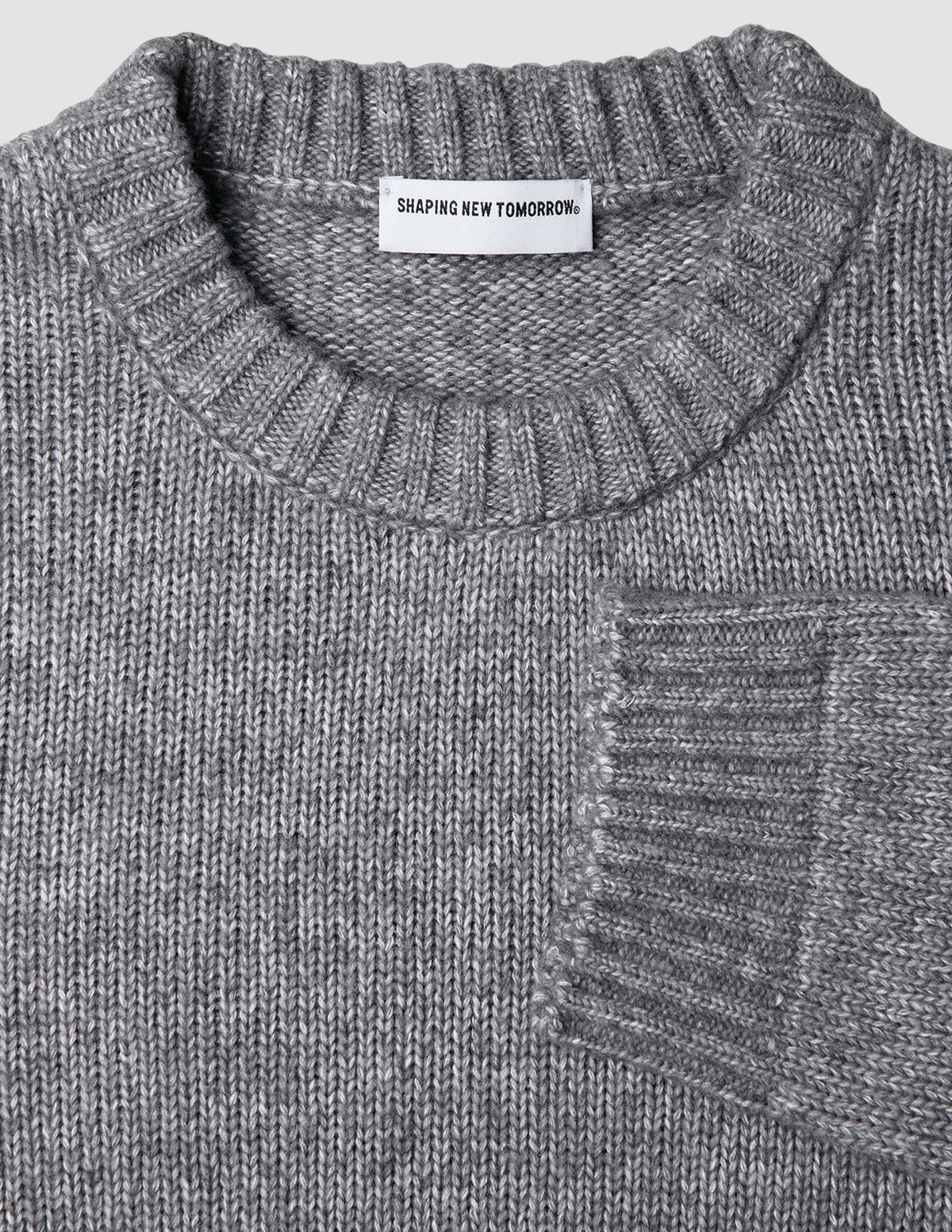 Grobstrick-Pullover aus weicher Wolle mit Rundhalsausschnitt in Gletschergrau, mit weichem, grobem Strickmuster, geripptem Halsausschnitt und gerippten Ärmelbündchen.