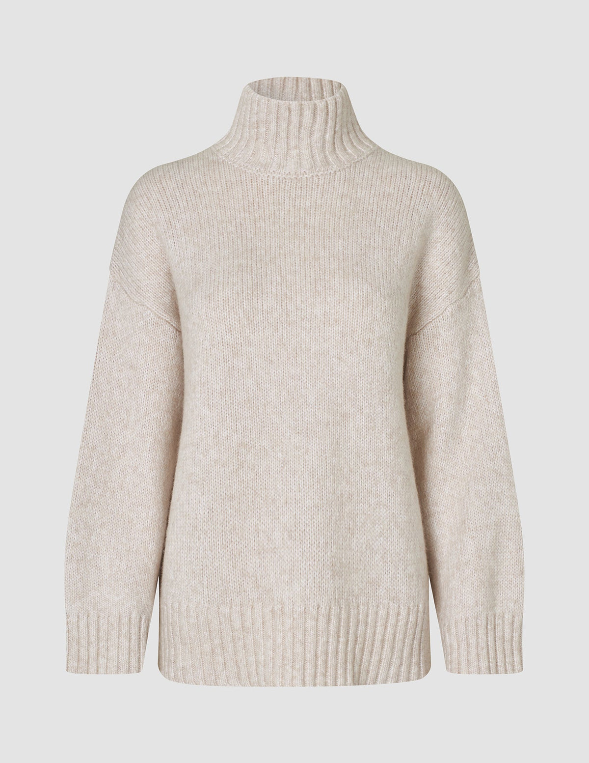 Damen-Rollkragenpullover aus weicher, grob gestrickter Wolle in der Farbe Sugar Melange (beige), mit grobem Strickmuster, strukturierter Oberfläche sowie gerippten Säumen und Bündchen.
