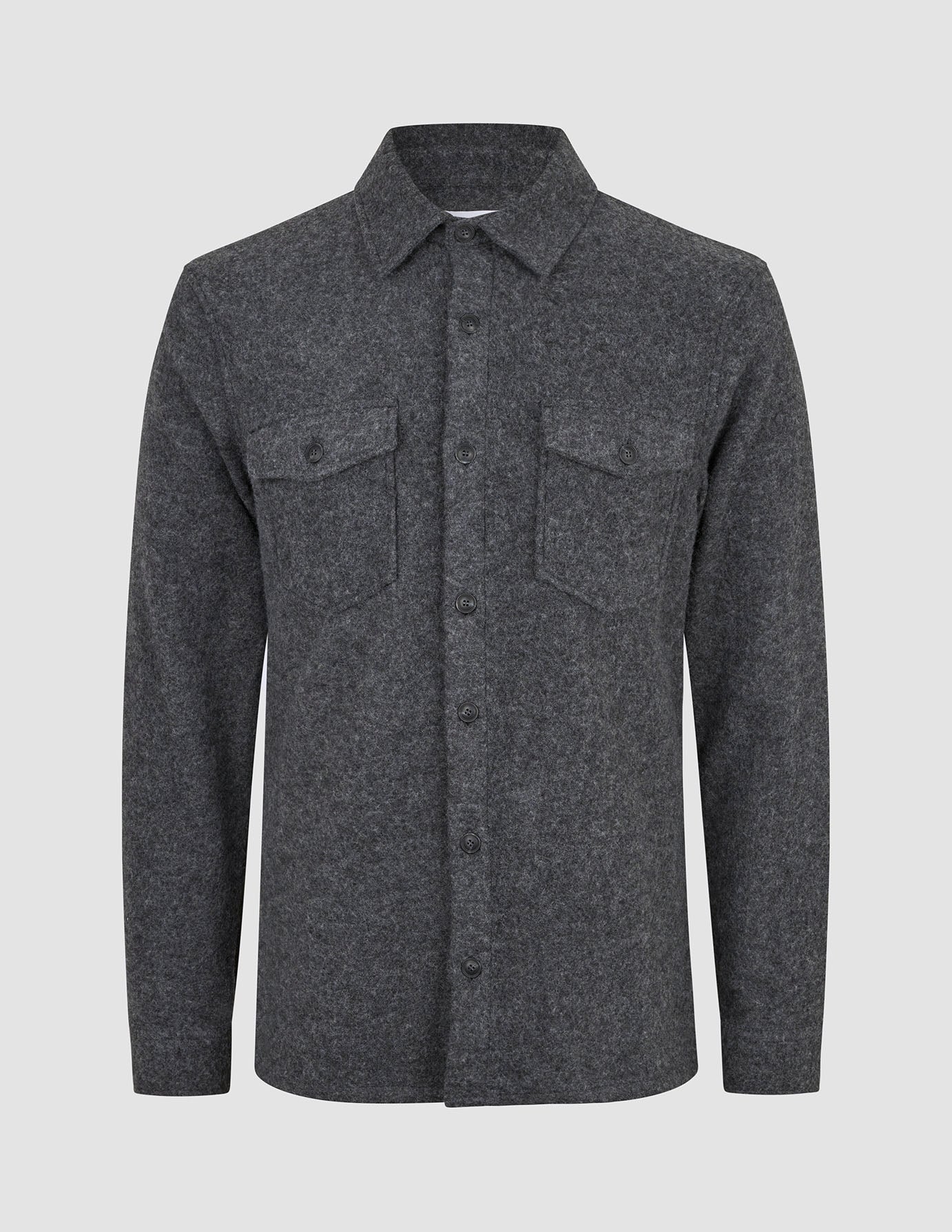 Zweilagiges Woll-Overshirt in Regular-Passform, dunkelgrau, mit Kragen, Knopfleiste vorne und zwei geknöpften Brusttaschen.