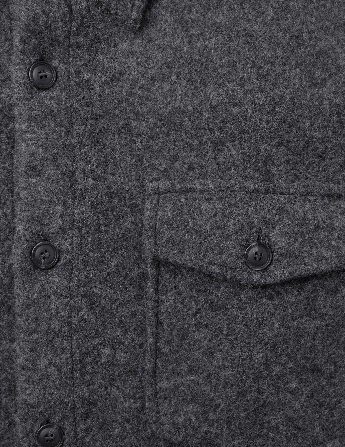 Zweilagiges Woll-Overshirt, Regular-Passform, Dunkelgrau, aus einem strukturierten, zweilagigen Wollstoff mit Knopfleiste vorne, einer Brusttasche mit Knopfverschluss und minimalistischem skandinavischem Design.