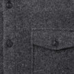Zweilagiges Woll-Overshirt, Regular-Passform, Dunkelgrau, aus einem strukturierten, zweilagigen Wollstoff mit Knopfleiste vorne, einer Brusttasche mit Knopfverschluss und minimalistischem skandinavischem Design.