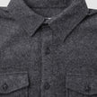 Zweilagiges Woll-Overshirt in Regular-Passform, dunkelgrau, mit Kragen, einer geknöpften Knopfleiste vorne und zwei Brusttaschen mit Knopfklappe.