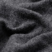 Nahaufnahme eines doppellagigen Woll-Overshirts in Regular-Passform, dunkelgrau, mit gefalteter, flauschiger und strukturierter Oberfläche.