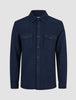 Zweilagiges Woll-Overshirt Regular in Dunkelblau aus einer dunkelblauen Wollmischung, mit Kragen, Knopfleiste, zwei geknöpften Brusttaschen und einem schlichten, skandinavischen Design.