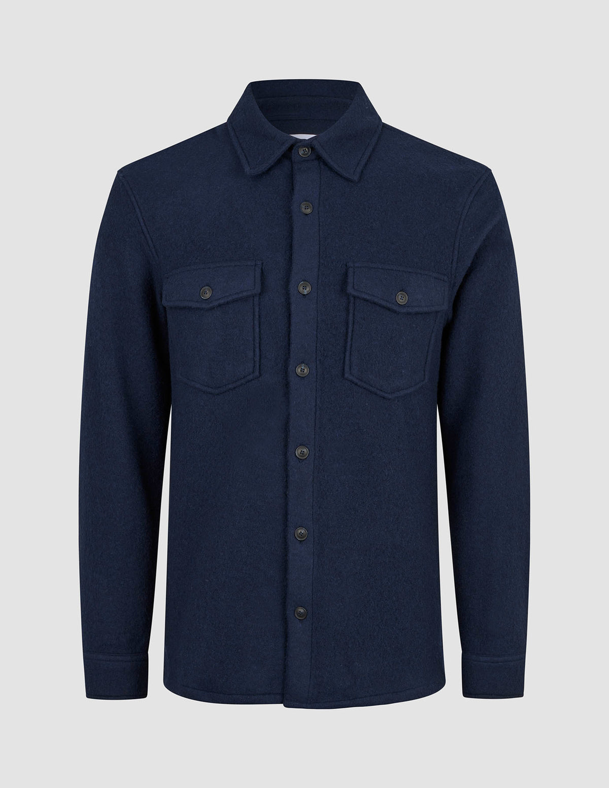 Zweilagiges Woll-Overshirt Regular in Dunkelblau aus einer dunkelblauen Wollmischung, mit Kragen, Knopfleiste, zwei geknöpften Brusttaschen und einem schlichten, skandinavischen Design.