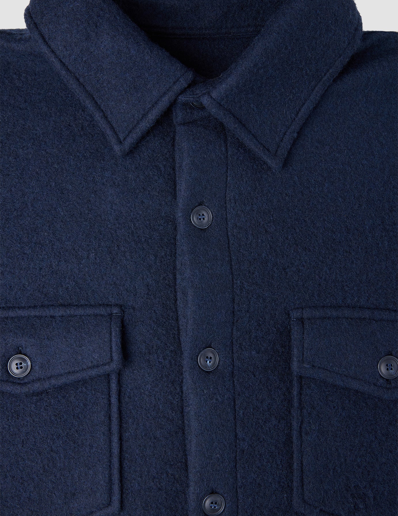 Zweilagiges Woll-Overshirt Regular in Dunkelblau, im zweilagigen Woll-Design mit spitzem Kragen, Knopfleiste vorne und zwei geknöpften Brusttaschen im klassischen skandinavischen Stil.
