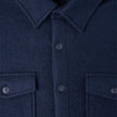 Zweilagiges Woll-Overshirt Regular in Dunkelblau, im zweilagigen Woll-Design mit spitzem Kragen, Knopfleiste vorne und zwei geknöpften Brusttaschen im klassischen skandinavischen Stil.
