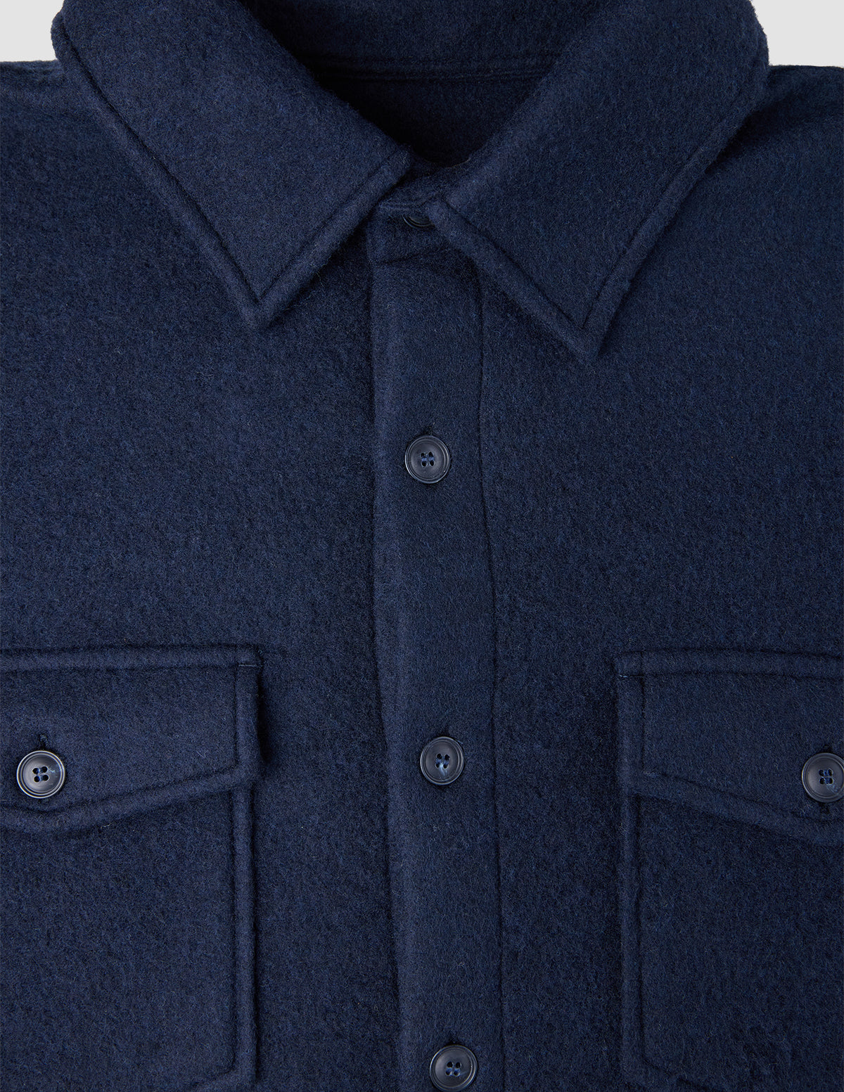 Zweilagiges Woll-Overshirt Regular in Dunkelblau, im zweilagigen Woll-Design mit spitzem Kragen, Knopfleiste vorne und zwei geknöpften Brusttaschen im klassischen skandinavischen Stil.