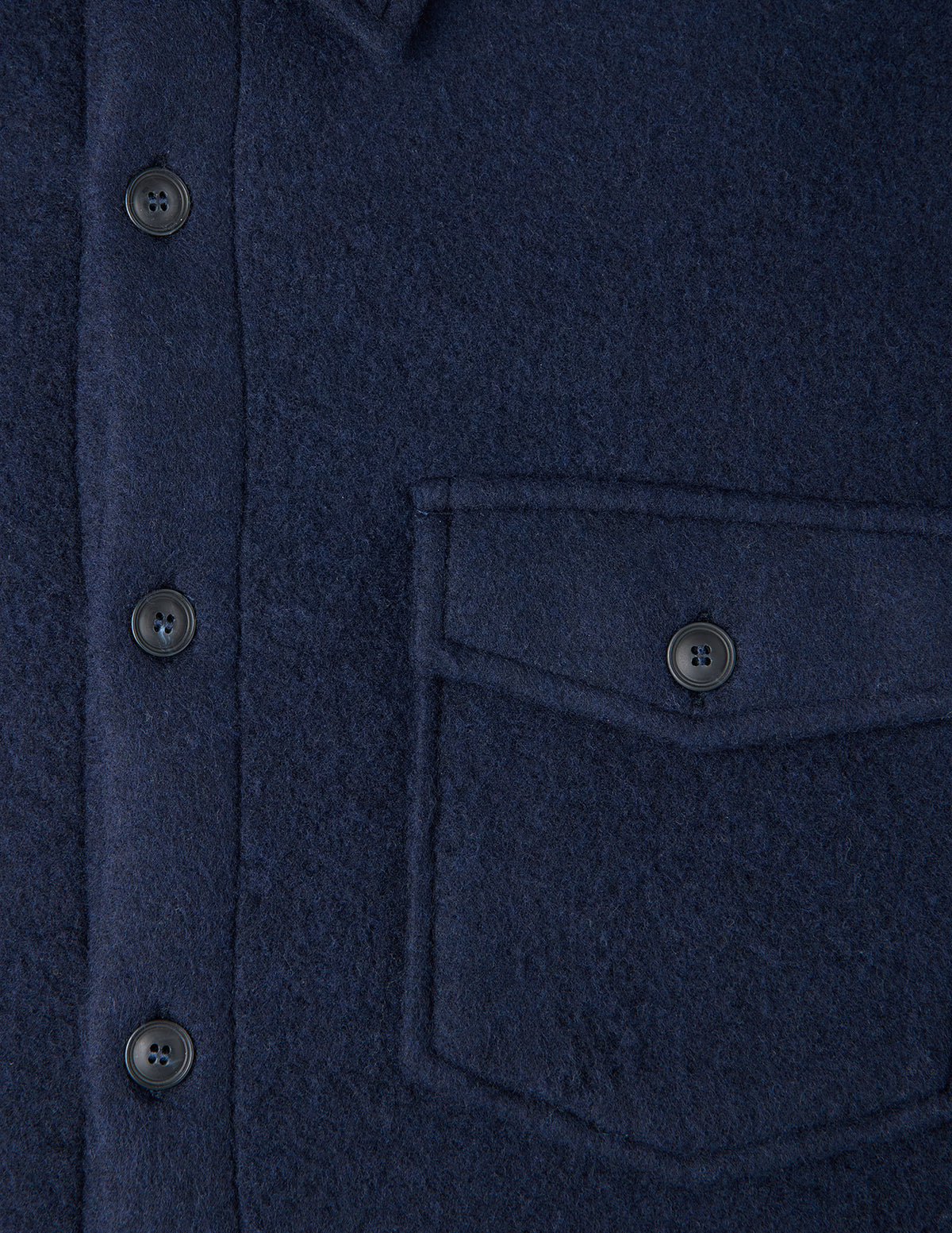 Dunkelblaues, doppellagiges Woll-Overshirt in Regular-Passform in Dunkelblau mit doppellagiger Wollkonstruktion, Brusttasche mit Knopfverschluss und Knopfleiste vorne im schlichten skandinavischen Design.
