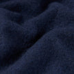 Nahaufnahme eines doppellagigen Woll-Overshirts in der Farbe Regular Dark Navy, die den marineblauen Stoff in tiefen, doppellagigen Falten zeigt.