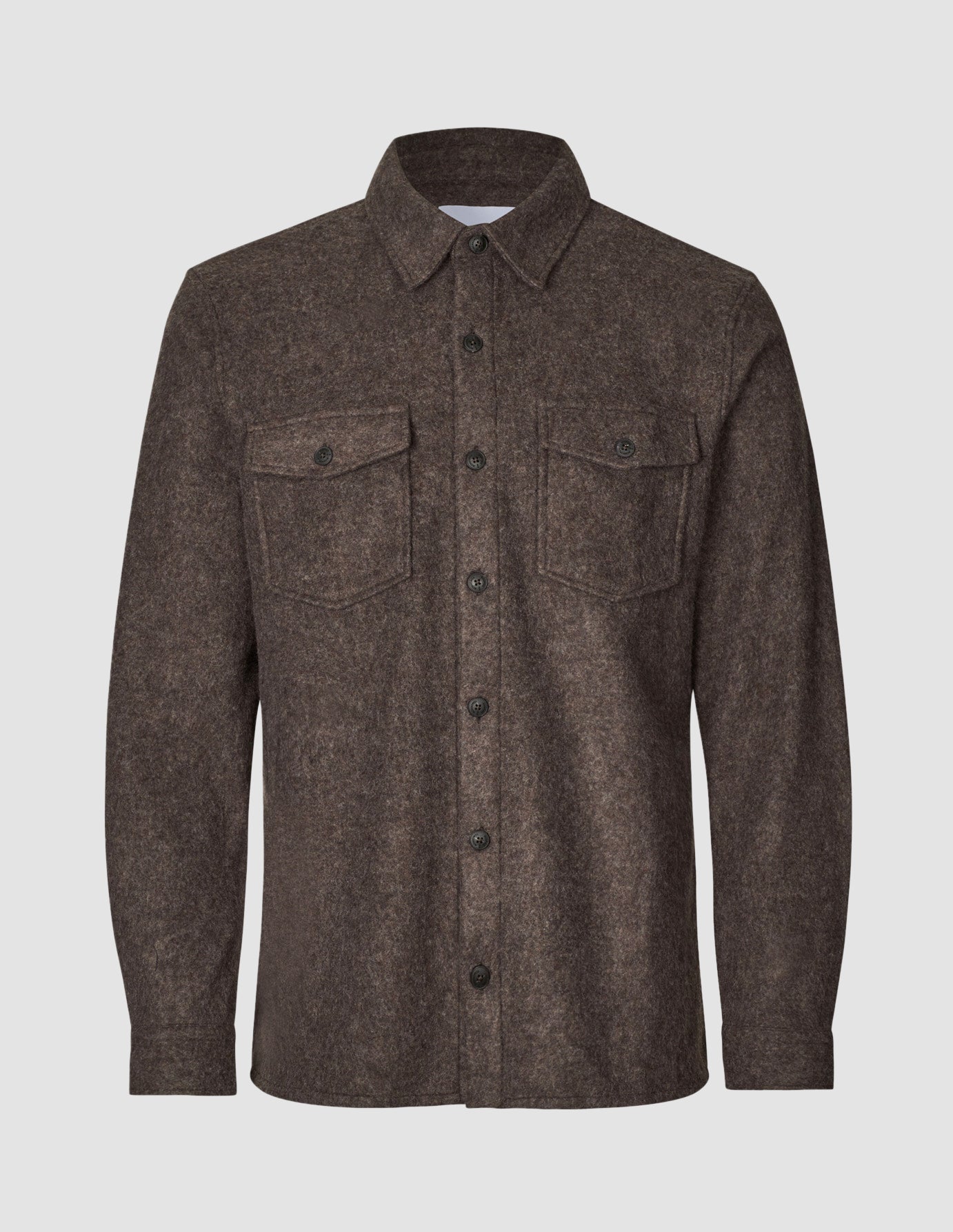 Doppellagiges Woll-Overshirt in Sattelbraun mit Kragen, Knopfleiste vorne und zwei geknöpften Brusttaschen.