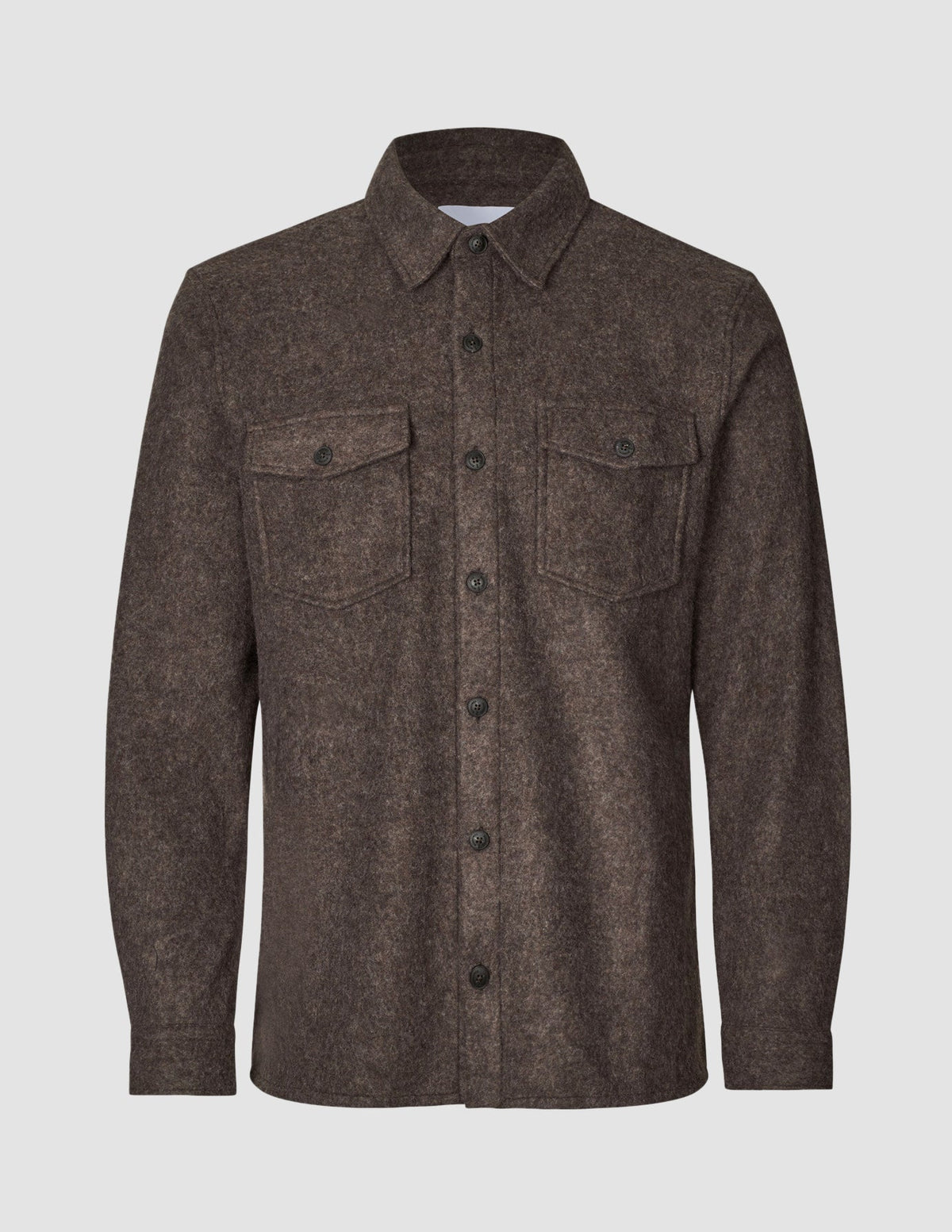 Doppellagiges Woll-Overshirt in Sattelbraun mit Kragen, Knopfleiste vorne und zwei geknöpften Brusttaschen.