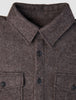 Zweilagiges Woll-Overshirt in Sattelbraun mit spitzem Kragen, zwei Brusttaschen und einer Knopfleiste vorne im klassischen skandinavischen Design.