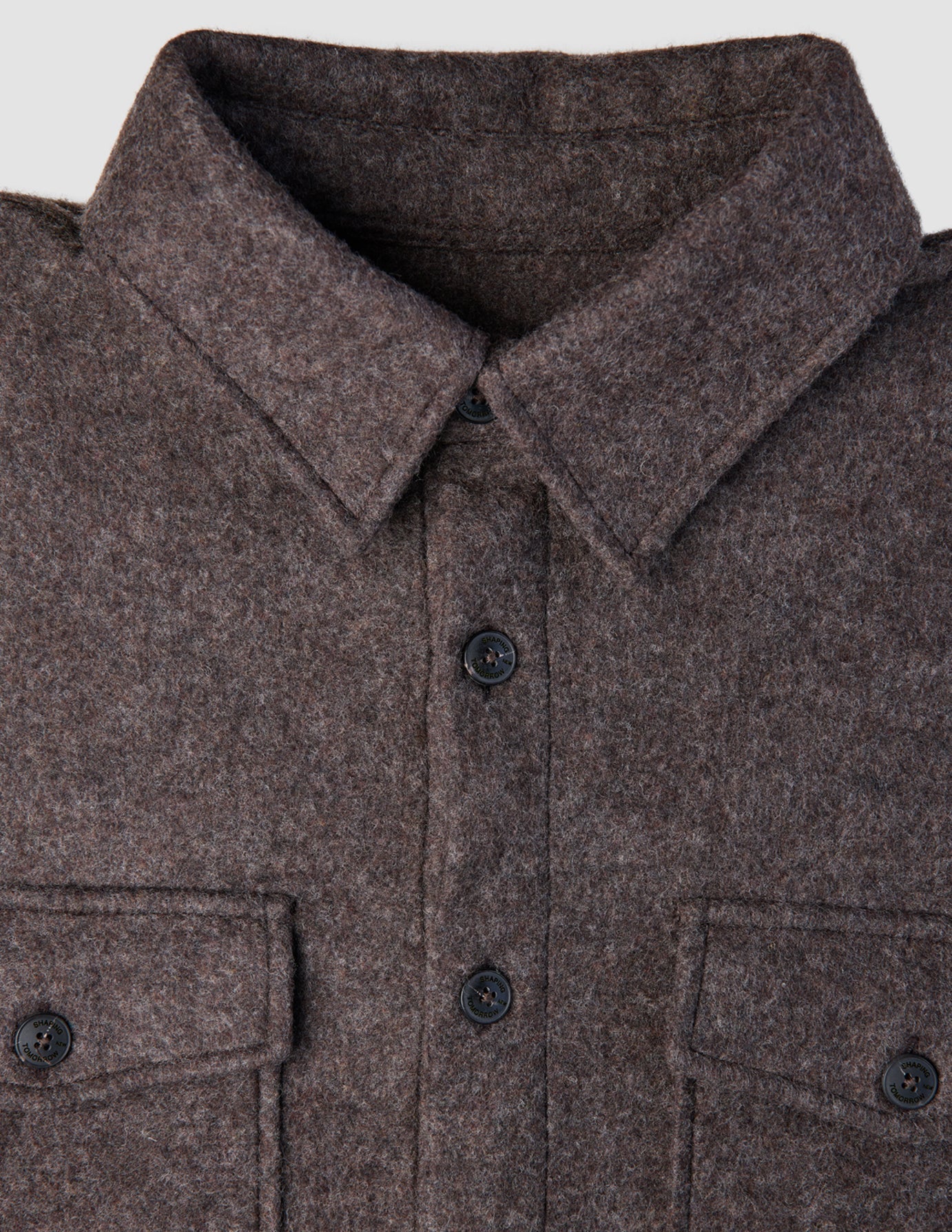 Zweilagiges Woll-Overshirt in Sattelbraun mit spitzem Kragen, zwei Brusttaschen und einer Knopfleiste vorne im klassischen skandinavischen Design.