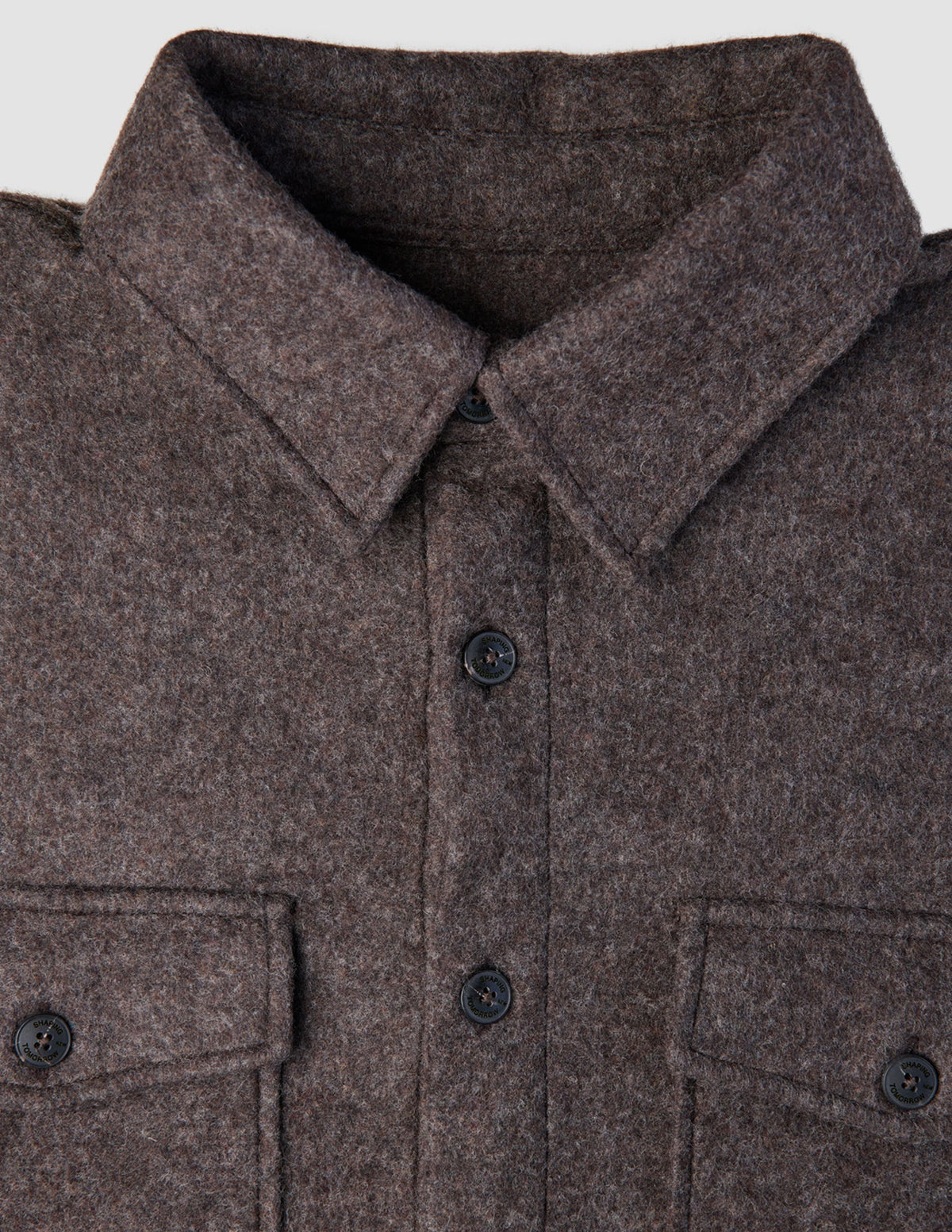 Zweilagiges Woll-Overshirt in Sattelbraun mit spitzem Kragen, zwei Brusttaschen und einer Knopfleiste vorne im klassischen skandinavischen Design.