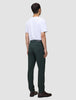 Eine Person, von hinten gesehen, die ein weißes T-Shirt und eine bequeme dunkelgrüne Ease-Hose Regular Northern Pine trägt.