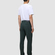 Eine Person, von hinten gesehen, die ein weißes T-Shirt und eine bequeme dunkelgrüne Ease-Hose Regular Northern Pine trägt.