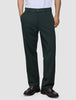 Person, die eine dunkelgrüne Ease-Hose in Relaxed Fit mit dem Muster Northern Pine und braune Loafer trägt.