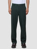 Person, die eine Ease Pants Relaxed Fit Northern Pine in lockerer Passform mit braunen Loafern trägt; die Hose verfügt über 360°-Stretch.