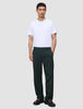 Eine Person, die ein weißes T-Shirt, dunkle Slipper und die Ease Pants Relaxed Fit Northern Pine mit 360°-Stretch trägt.