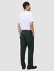 Eine Person, von hinten gesehen, die ein weißes T-Shirt und die Northern Pine Ease Pants Relaxed Fit trägt, die sich durch eine lockere Passform und 360°-Stretch auszeichnen.