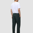 Eine Person, von hinten gesehen, die ein weißes T-Shirt und die Northern Pine Ease Pants Relaxed Fit trägt, die sich durch eine lockere Passform und 360°-Stretch auszeichnen.