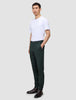 Ein Mann, der ein weißes T-Shirt, eine Ease Pants Slim Northern Pine und dunkle Lederschuhe trägt.