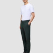 Ein Mann, der ein weißes T-Shirt, eine Ease Pants Slim Northern Pine und dunkle Lederschuhe trägt.