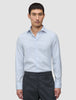 Ein Mann, der ein Elevated Shirt Regular Classic Blue Striped mit hellblauen und weißen Streifen trägt, kombiniert mit einer dunkelgrauen Hose.