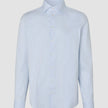 Elevated Shirt Regular Classic Blue Striped – Langärmliges Hemd mit Knopfleiste in hellblauen und weißen Längsstreifen und einem gespreizten Kragen, gefertigt aus Pima-Baumwolle.