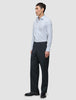 Ein Mann, der ein Elevated Shirt Regular Classic Blue Striped mit hellblauen Streifen, eine dunkle Hose und schwarze Anzugschuhe trägt.