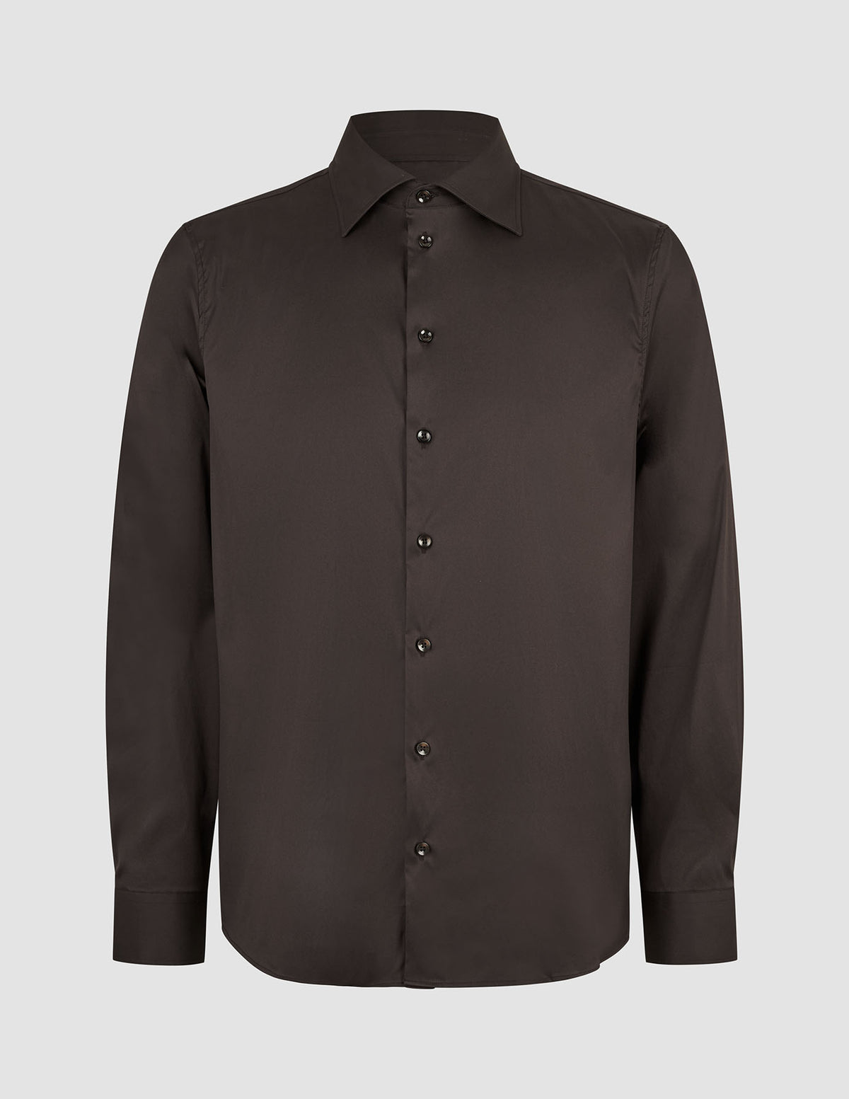 Elevated Shirt Regular Dark Brown aus Pima-Baumwolle: ein dunkelbraunes Langarm-Shirt mit Kragen, Knopfmanschetten und minimalistischer skandinavischer Ästhetik.