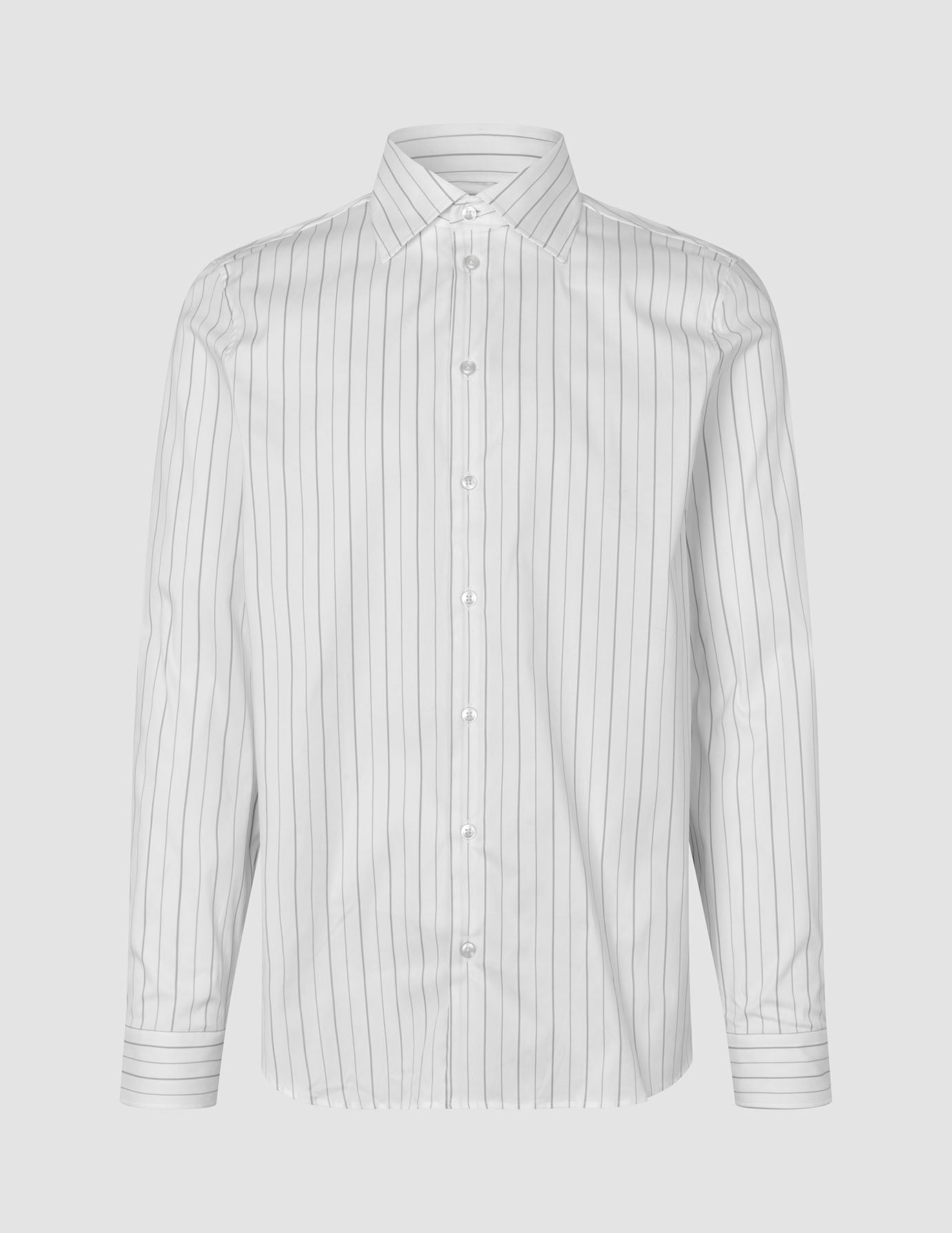 Elevated Shirt Regular – hellgraues, gestreiftes Langarm-Hemd im minimalistischen skandinavischen Design mit feinem vertikalem Streifenmuster und Knopfleiste vorne.