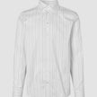 Elevated Shirt Regular – hellgraues, gestreiftes Langarm-Hemd im minimalistischen skandinavischen Design mit feinem vertikalem Streifenmuster und Knopfleiste vorne.