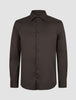 Elevated Shirt Slim Dark Brown – ein schmal geschnittenes, dunkelbraunes Hemd aus Pima-Baumwolle im Button-Down-Stil mit spitzem Kragen und langen Ärmeln.