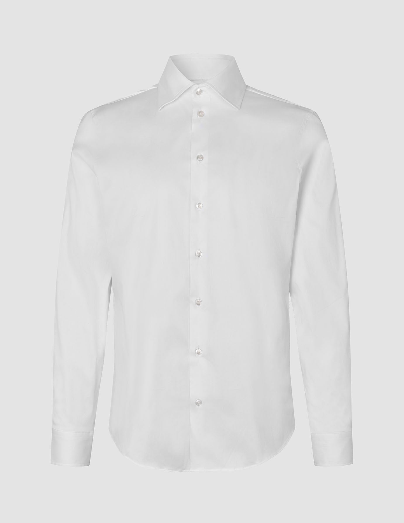 Elevated Shirt White Slim: ein langärmeliges, schmal geschnittenes weißes Hemd aus Pima-Baumwolle mit Spread-Kragen.