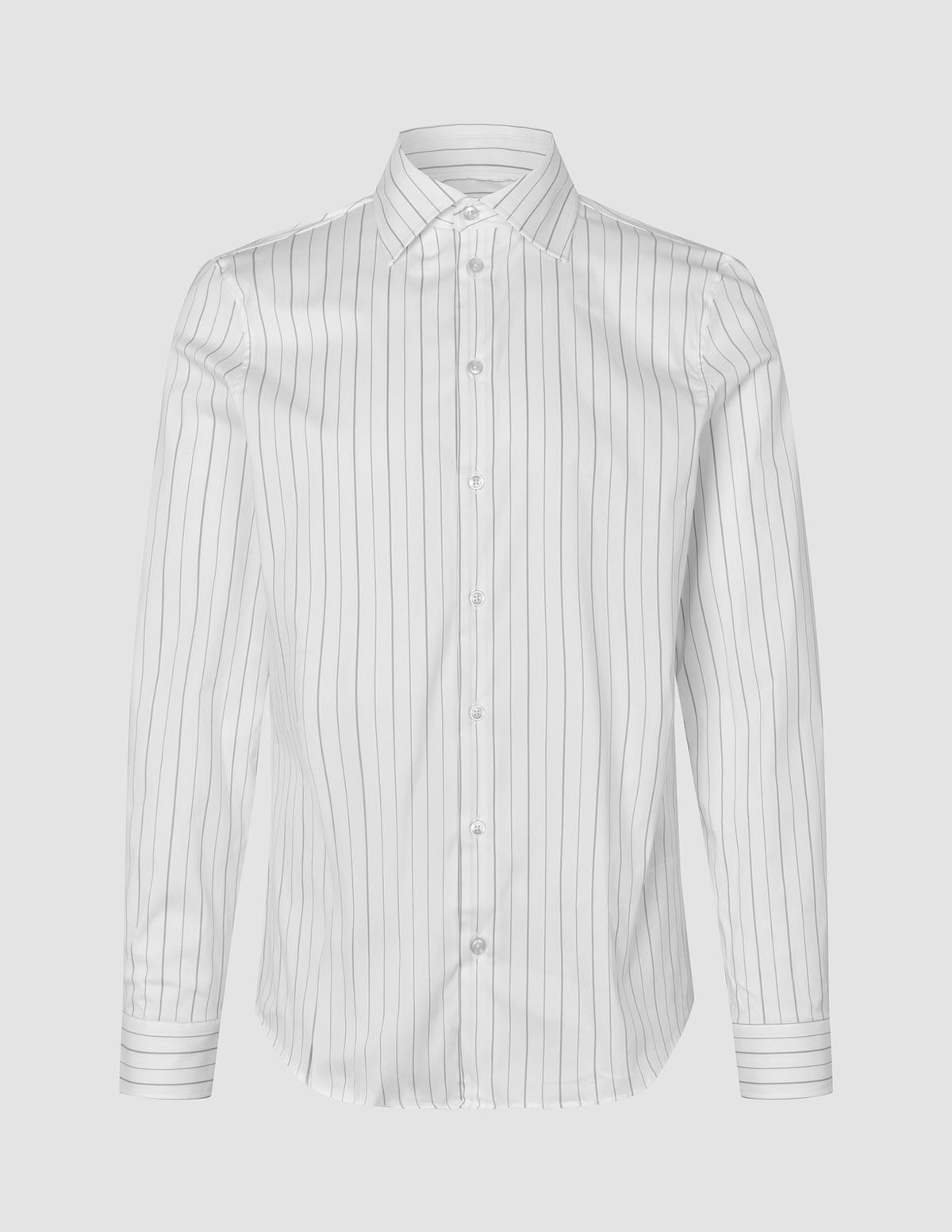 Elevated Shirt Slim – Hellgrau gestreift: Langärmliges Hemd in Slim-Fit-Passform aus Pima-Baumwolle mit hellgrauen vertikalen Nadelstreifen.