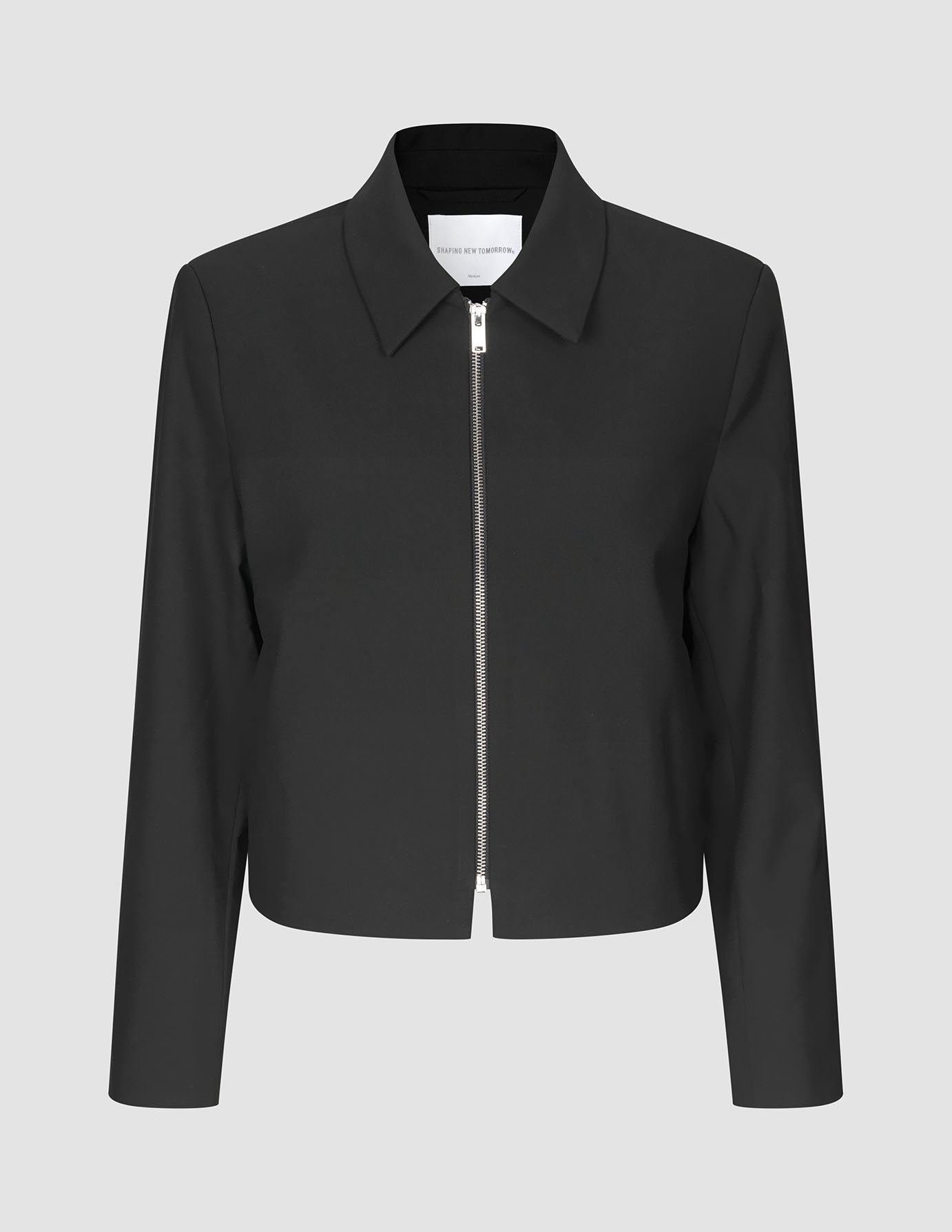 Essential Short Zip Jacke in Schwarz mit Kragenausschnitt und durchgehendem silbernem Reißverschluss vorne.