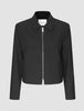 Essential Short Zip Jacke in Schwarz mit Kragenausschnitt und durchgehendem silbernem Reißverschluss vorne.