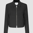 Essential Short Zip Jacke in Schwarz mit Kragenausschnitt und durchgehendem silbernem Reißverschluss vorne.