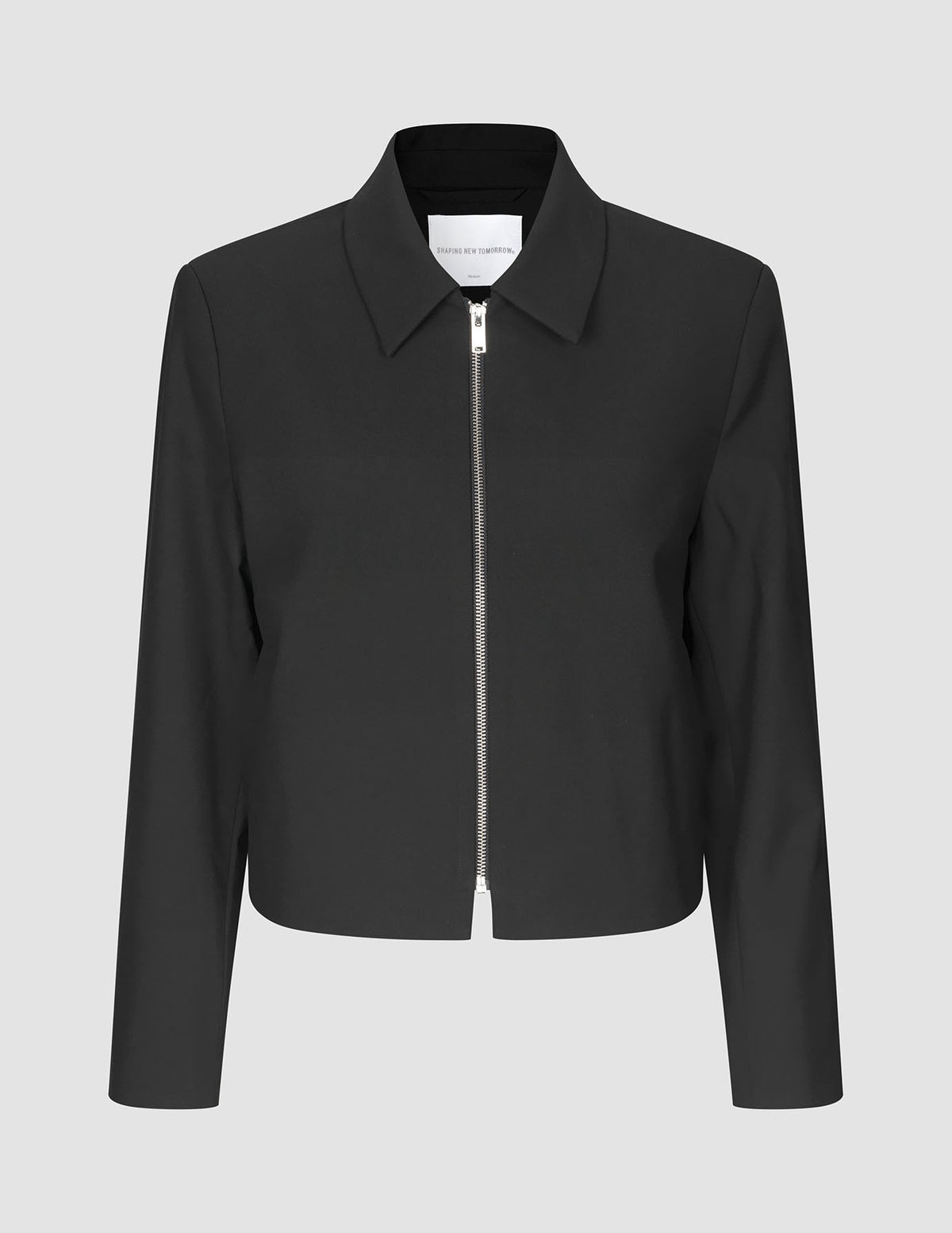 Essential Short Zip Jacke in Schwarz mit Kragenausschnitt und durchgehendem silbernem Reißverschluss vorne.