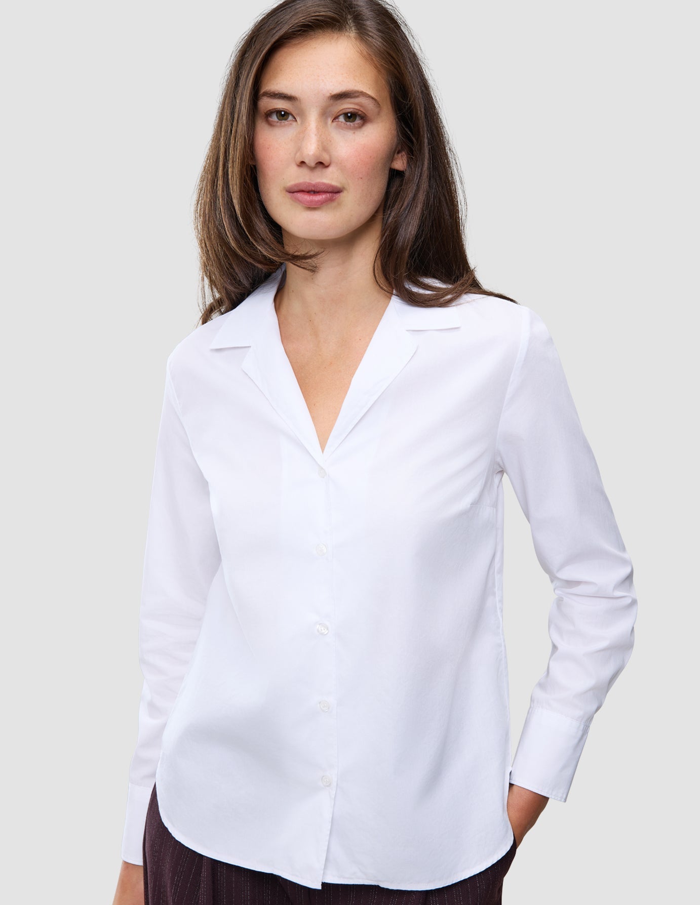 Eine Frau, die ein Madison Shirt White trägt, ein langärmeliges Hemd in Weiß mit Knopfleiste und gekerbtem Kragen.