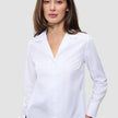 Eine Frau, die ein Madison Shirt White trägt, ein langärmeliges Hemd in Weiß mit Knopfleiste und gekerbtem Kragen.