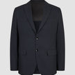 Motion Blazer Regular Midnight Blue: ein dunkelblauer Zweiknopf-Blazer mit 360°-Stretch, gekerbtem Revers und Pattentaschen im minimalistischen skandinavischen Design.