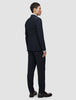 Ein Mann, von hinten gesehen, der den Motion Blazer Regular in Mitternachtsblau und eine dazu passende Hose im skandinavischen Design trägt.