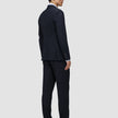 Ein Mann, von hinten gesehen, der den Motion Blazer Regular in Mitternachtsblau und eine dazu passende Hose im skandinavischen Design trägt.