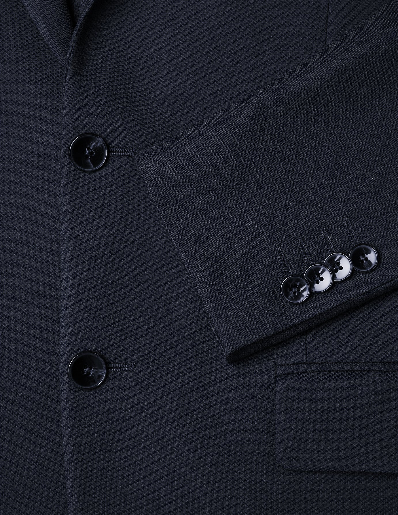 Motion Blazer Regular in Mitternachtsblau im minimalistischen skandinavischen Design, mit zwei Knöpfen vorne, geknöpften Ärmelbündchen und einer Tasche.