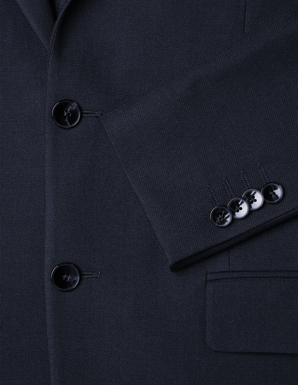 Motion Blazer Regular in Mitternachtsblau im minimalistischen skandinavischen Design, mit zwei Knöpfen vorne, geknöpften Ärmelbündchen und einer Tasche.