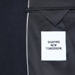 Im Inneren eines dunkelblauen Motion Blazer Regular Midnight Blue mit 360°-Stretch, der mit einem weißen Etikett mit der Aufschrift SHAPING NEW TOMORROW versehen ist.