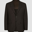 Motion Blazer Slim Cognac: ein dunkelbrauner Blazer mit 360°-Stretch, zwei Knöpfen, einem fallendem Revers und Pattentaschen im minimalistischen skandinavischen Design.